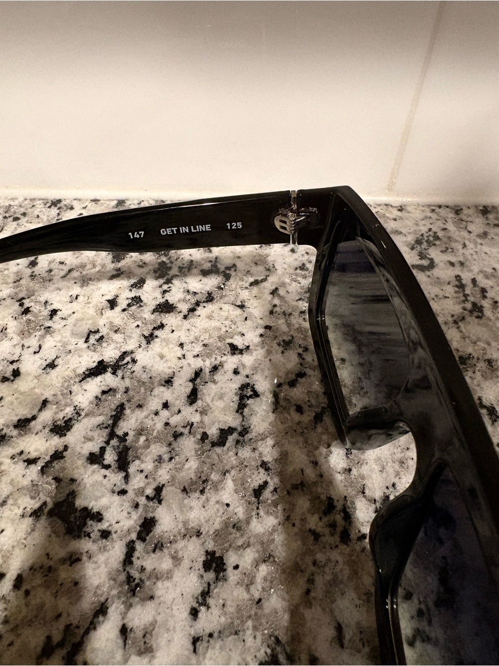 Quay Get in Line Oversized Gradient Sunglasses - Black Frame,Gradient Lenses EUC - Picture 6 of 10